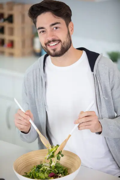Szczęśliwy Człowiek Zjada Zdrowy Posiłek Sałatka — Zdjęcie stockowe