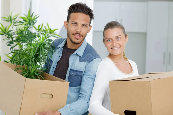 Young Couple Unpacking Cardboard Boxes New Home — Stock Photo, Image