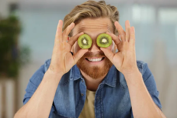 Komisches Bild Eines Mannes Der Die Augen Mit Kiwi Scheiben — Stockfoto
