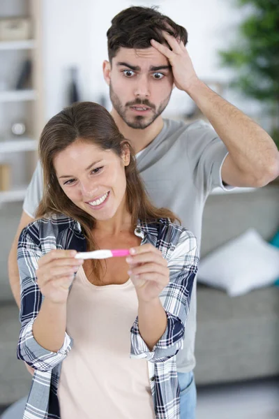 Vzrušená Žena Otěhotní Strach Není Připraven Partner — Stock fotografie