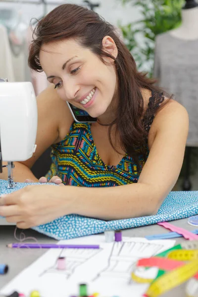 Woman Sews Sewing Machine While Phone — Stock Photo, Image