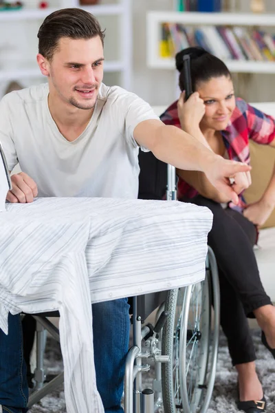 Bonito Deficiente Homem Cadeira Rodas Assistindo Com Sua Namorada — Fotografia de Stock