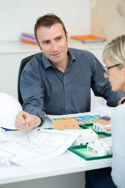 Architect Presenting Plan Client — Stock Photo, Image