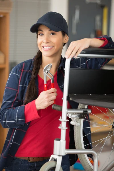 Женщина Работница Чинит Инвалидное Кресло — стоковое фото