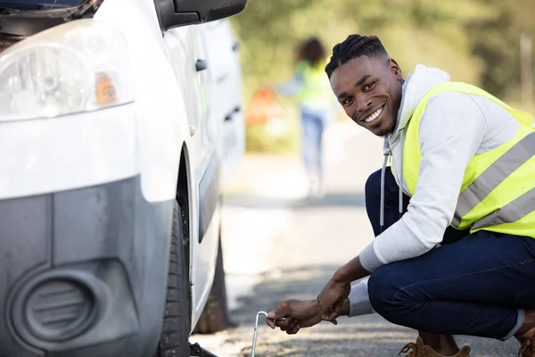 Junger Mann Wechselt Den Zerstochenen Reifen Seinem Auto — Stockfoto