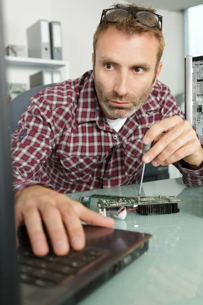 Man Fixing Elektronica Man — Stockfoto