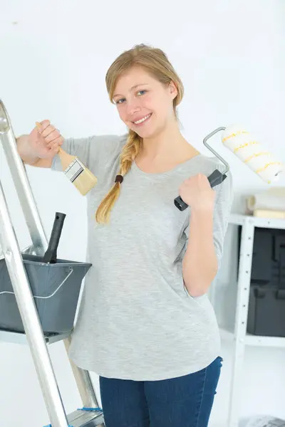 Happy Woman Holding Brushes Painting — Stock Photo, Image