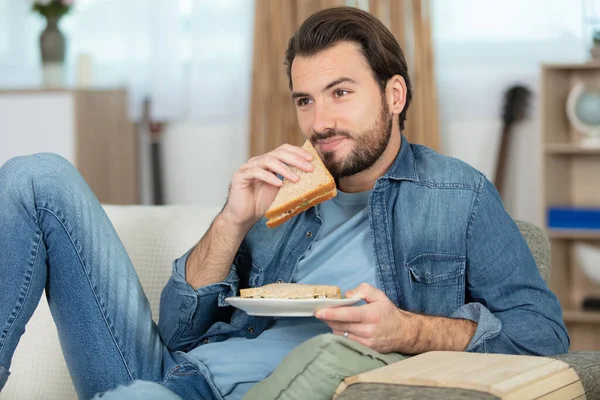 Mladý Muž Vousy Sedí Pohovce Snídaní — Stock fotografie