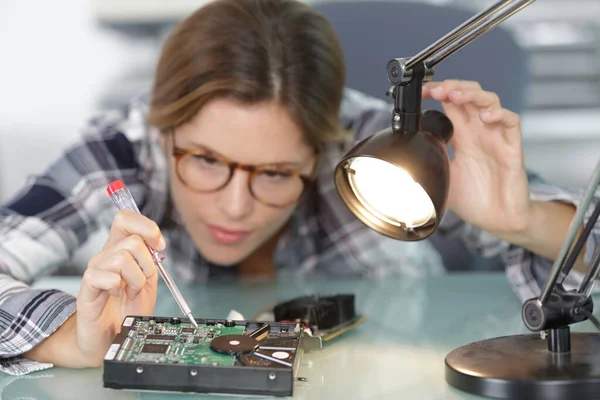 Žena Opravuje Stolní Počítač — Stock fotografie