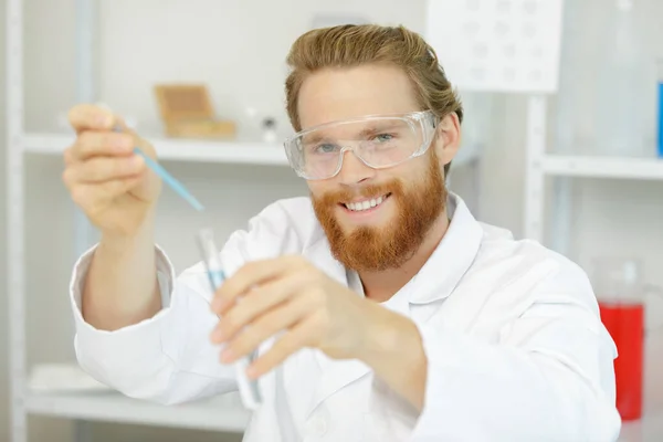 Male Worker Smiling Lab — Stock Photo, Image