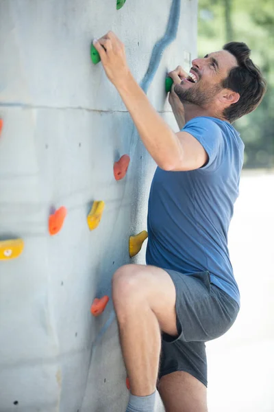 Junger Mann Klettert Anspruchsvolle Route Auf Überhängender Klippe — Stockfoto