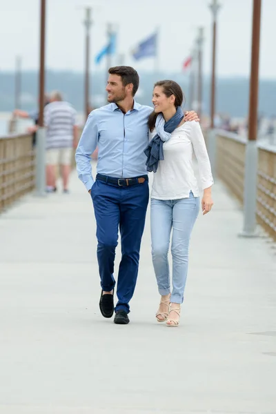 Romantisches Paar Das Auf Der Seebrücke Meer Spaziert — Stockfoto