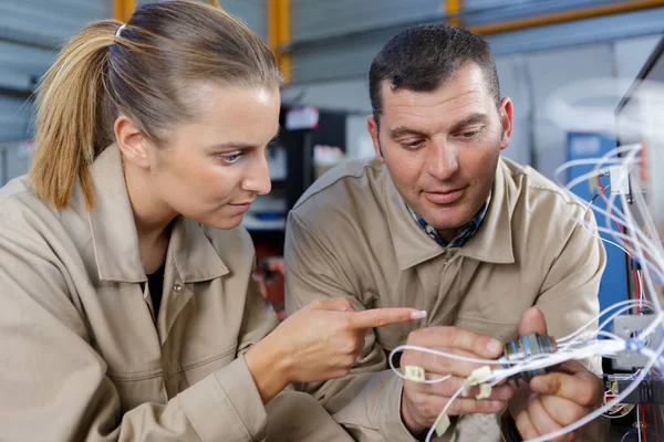 Two Workers Discussing Cables — Stock Photo, Image