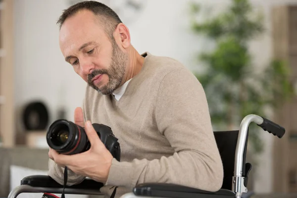 Мужчина Фотограф Инвалидной Коляске — стоковое фото
