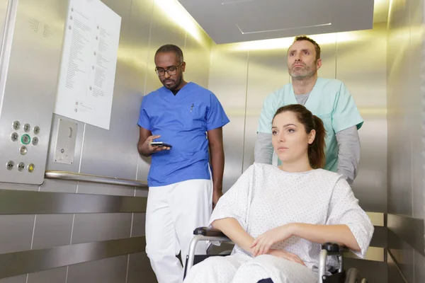 Doordachte Verpleegkundige Duwt Patiënt Rolstoel Bij Ziekenhuislift — Stockfoto