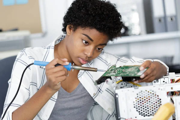 Ženský Inženýr Opravuje Rozbitý Pevný Disk Počítače — Stock fotografie