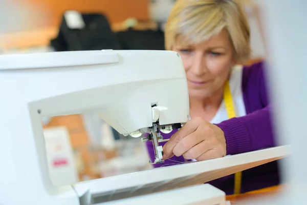 Female Tailor Threading Bobbin Sewing Machine Case — Stock Photo, Image