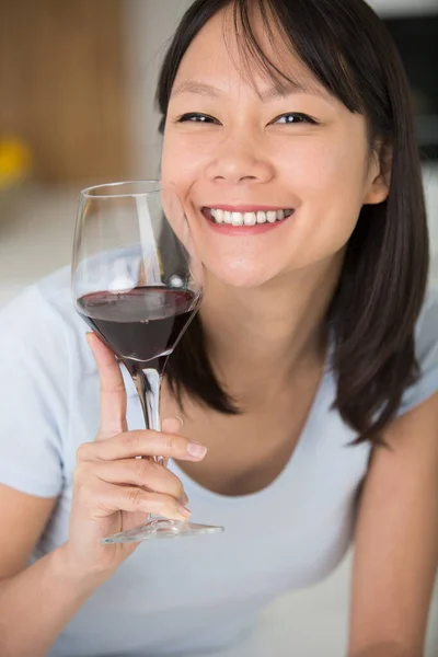 Mulher Segurando Copo Vinho Sorrindo — Fotografia de Stock