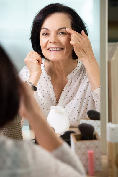 Lachende Senior Vrouw Doen Haar Make — Stockfoto