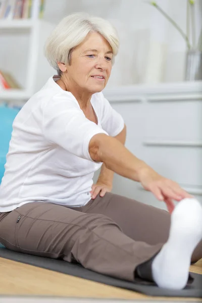 Disabled Mature Woman Performing Stretching Exercise — Stock Photo, Image