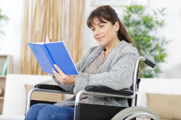 坐在轮椅上看书的女人 — 图库照片