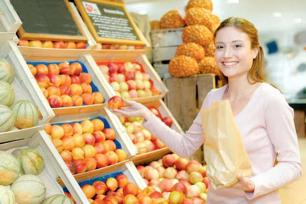 Dama Tienda Comestibles Con Bolsa Papel Una Nectarina — Foto de Stock