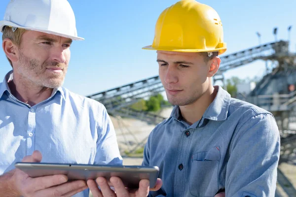 Bauunternehmer Steht Neben Kollege Und Checkt Tablet — Stockfoto