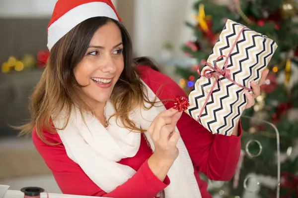 Beautiful Woman Dressed Santa Costume Carrying Wrapped Christmas Gift — Stock Photo, Image