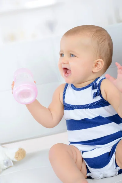 Baby Spelen Met Melk Fles — Stockfoto