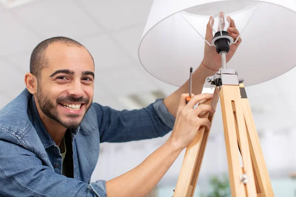 Homme Heureux Changer Ampoule Dans Lampe Intérieur — Photo