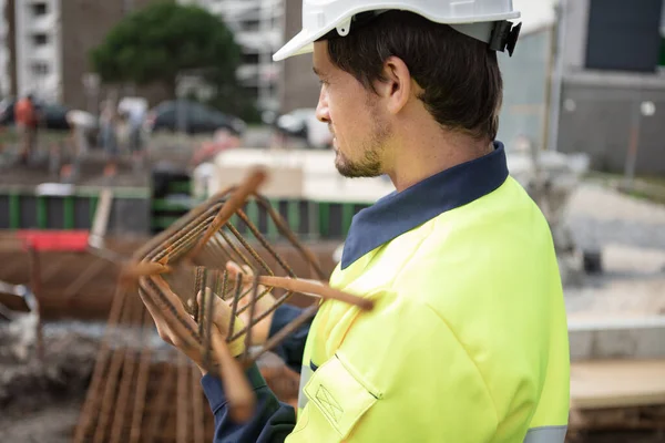 Arbeiter Repariert Stahlbewehrung Auf Baustelle — Stockfoto
