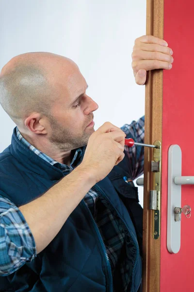 修理门锁的男性木匠 — 图库照片