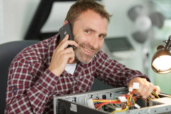 computer technician engineer talking to user on the phone