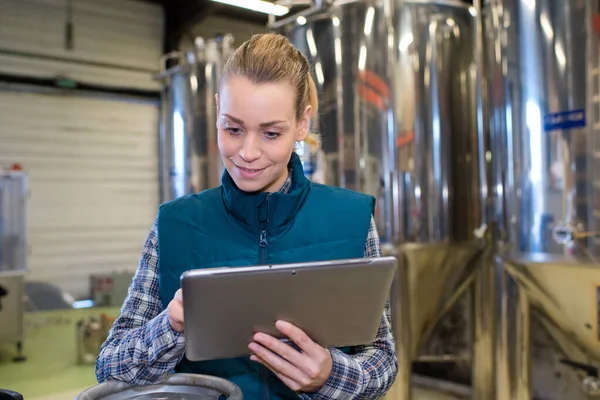 Smiling Female Worker Using Digital Tablet Manufacturing Industry — Stock Photo, Image