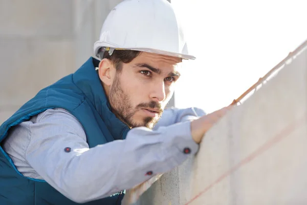 Erkek Inşaatçı Beton Bir Duvarda Çalışıyor — Stok fotoğraf