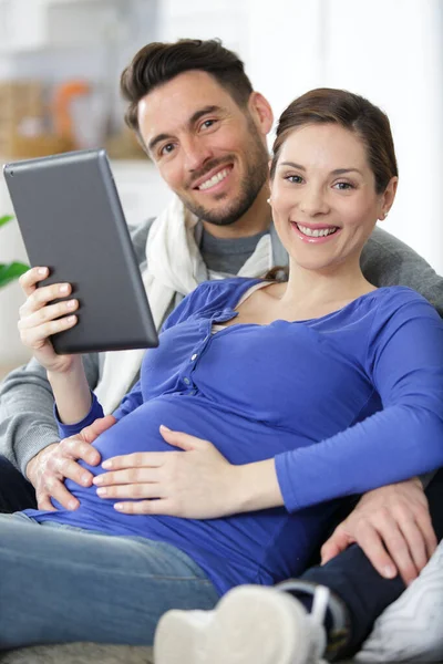 Schwangere Mutter Und Ehemann Mit Tablette Hause — Stockfoto
