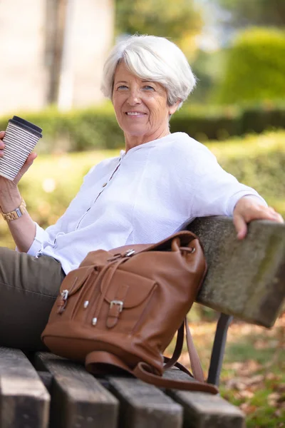 Alte Frau Trinkt Kaffee Auf Einer Bank Park — Stockfoto
