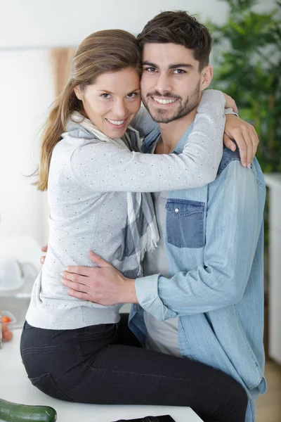 台所で抱き締めて幸せなカップル — ストック写真