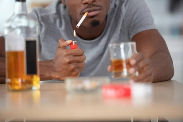 テーブルの上のアルコール中毒の男 — ストック写真