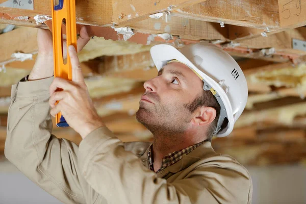 Ein Männlicher Bauarbeiter Nivelliert Holzplanken — Stockfoto