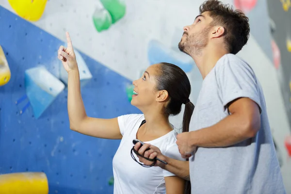 Sporty Male Female Climbing Climbing Wall — Stock Photo, Image