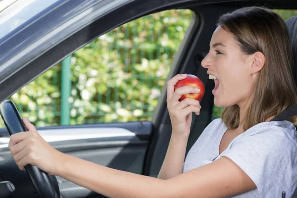 Kadın Arabanın Içinde Elma Yiyor — Stok fotoğraf