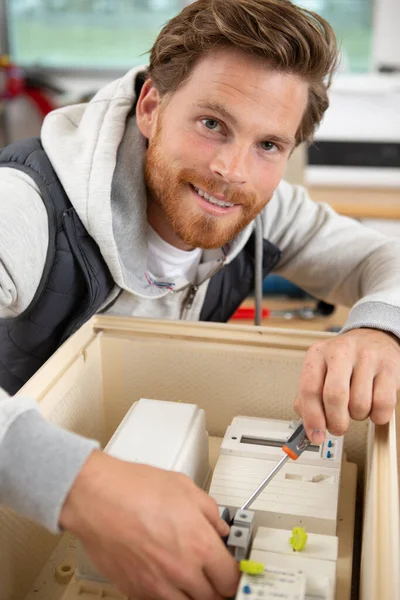 Ein Mann Repariert Ein Elektronisches Gerät — Stockfoto