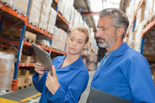 Warehouse Workers Using Tablet — Stock Photo, Image