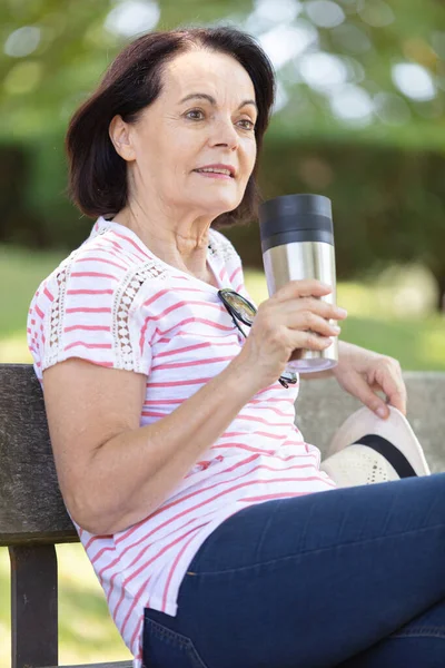 Donna Adulta Che Beve Caffè Nel Parco Seduta Sulla Panchina — Foto Stock