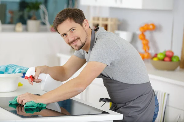 Man Repairing Appliance Clients House — Stock Photo, Image