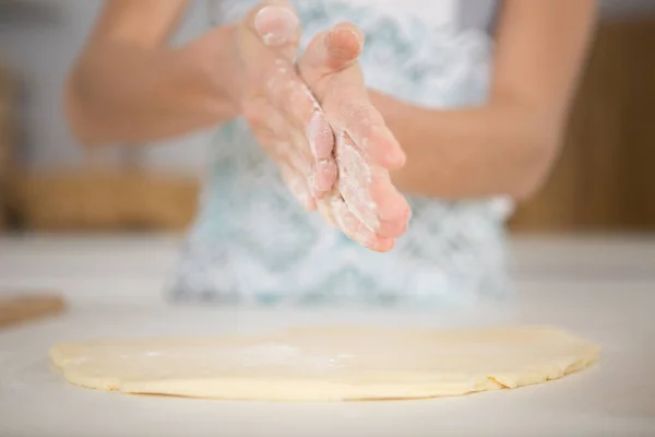 Mãos Farinhas Sobre Pastelaria — Fotografia de Stock