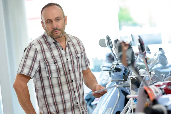 Homem Comprando Uma Moto Loja — Fotografia de Stock