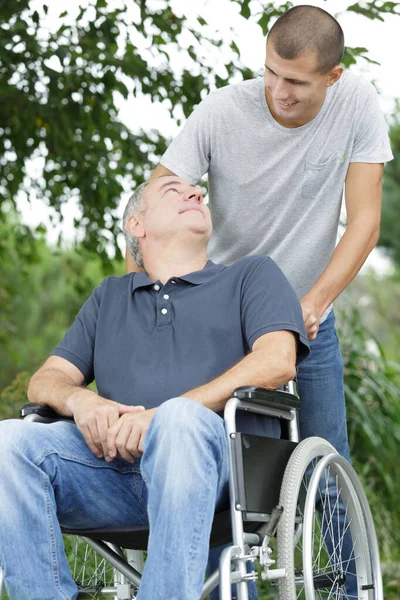 Oğlu Tekerlekli Sandalyede Babasıyla Gezintiye Çıkıyor — Stok fotoğraf