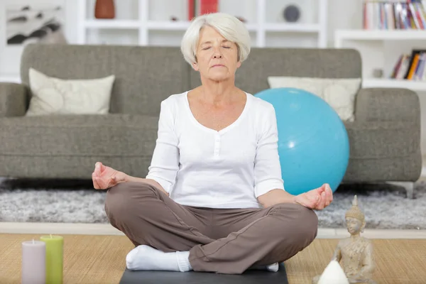 Una Mujer Mayor Está Meditando — Foto de Stock